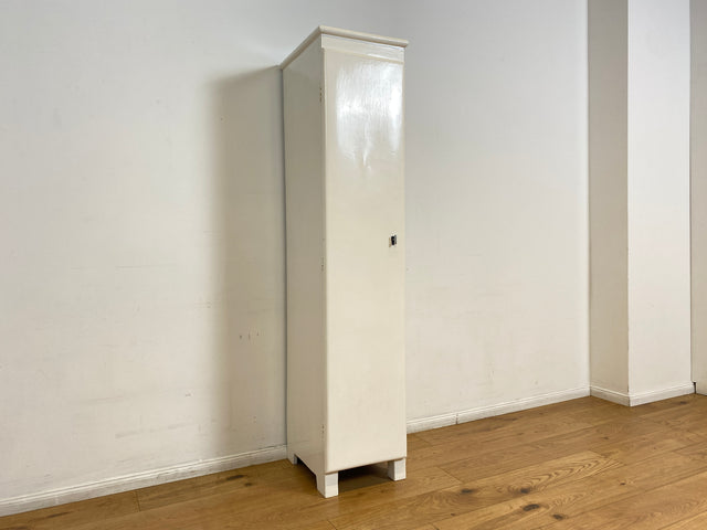 WMK I Formschöner schmaler weißer 30er Jahre Art Deco Hochschrank aus vollem Holz I Schrank Küchenschrank Wäscheschrank Schuhschrank Medizinschrank Kommode Jugendstil Antik Vintage Berlin Hamburg Köln
