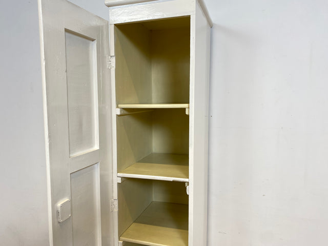 WMK I Formschöner schmaler weißer 30er Jahre Art Deco Hochschrank aus vollem Holz I Schrank Küchenschrank Wäscheschrank Schuhschrank Medizinschrank Kommode Jugendstil Antik Vintage Berlin Hamburg Köln