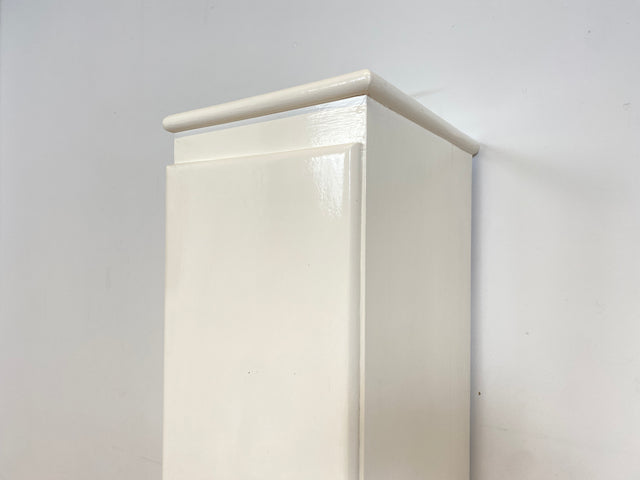 WMK I Formschöner schmaler weißer 30er Jahre Art Deco Hochschrank aus vollem Holz I Schrank Küchenschrank Wäscheschrank Schuhschrank Medizinschrank Kommode Jugendstil Antik Vintage Berlin Hamburg Köln