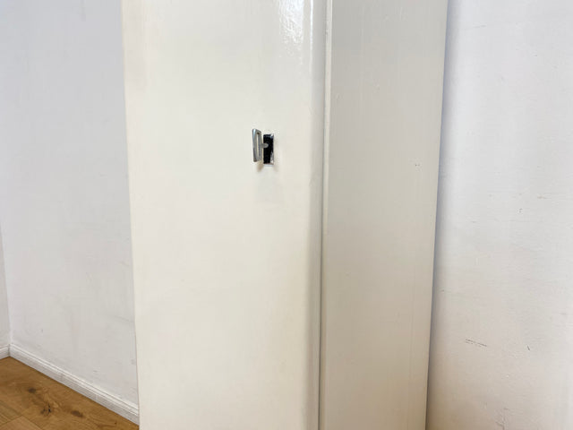 WMK I Formschöner schmaler weißer 30er Jahre Art Deco Hochschrank aus vollem Holz I Schrank Küchenschrank Wäscheschrank Schuhschrank Medizinschrank Kommode Jugendstil Antik Vintage Berlin Hamburg Köln