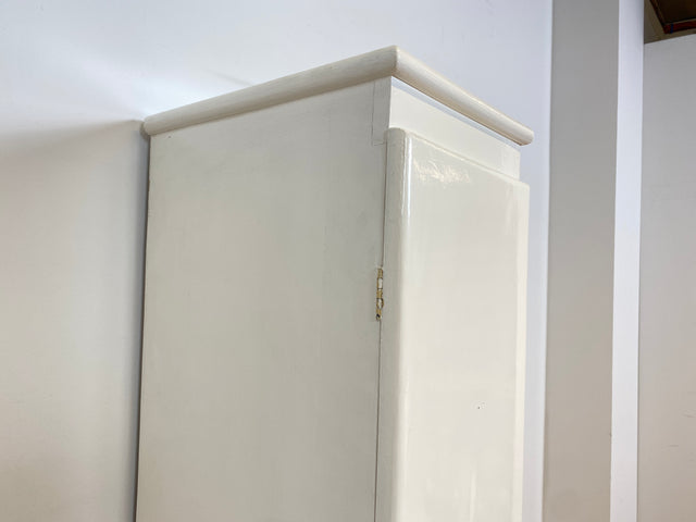 WMK I Formschöner schmaler weißer 30er Jahre Art Deco Hochschrank aus vollem Holz I Schrank Küchenschrank Wäscheschrank Schuhschrank Medizinschrank Kommode Jugendstil Antik Vintage Berlin Hamburg Köln