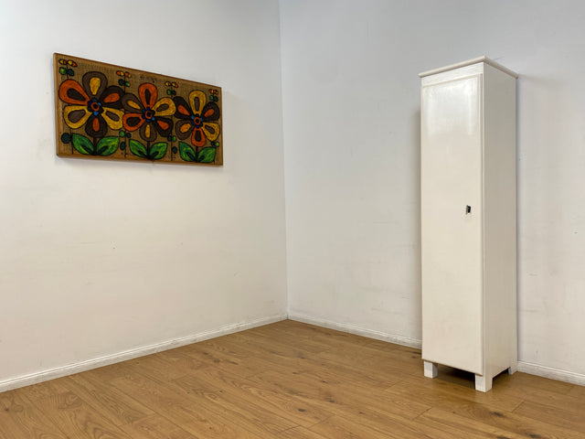 WMK I Formschöner schmaler weißer 30er Jahre Art Deco Hochschrank aus vollem Holz I Schrank Küchenschrank Wäscheschrank Schuhschrank Medizinschrank Kommode Jugendstil Antik Vintage Berlin Hamburg Köln