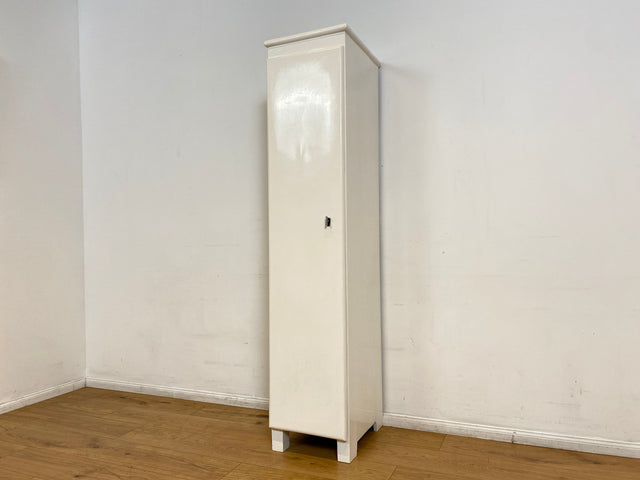 WMK I Formschöner schmaler weißer 30er Jahre Art Deco Hochschrank aus vollem Holz I Schrank Küchenschrank Wäscheschrank Schuhschrank Medizinschrank Kommode Jugendstil Antik Vintage Berlin Hamburg Köln