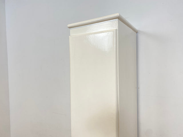 WMK I Formschöner schmaler weißer 30er Jahre Art Deco Hochschrank aus vollem Holz I Schrank Küchenschrank Wäscheschrank Schuhschrank Medizinschrank Kommode Jugendstil Antik Vintage Berlin Hamburg Köln