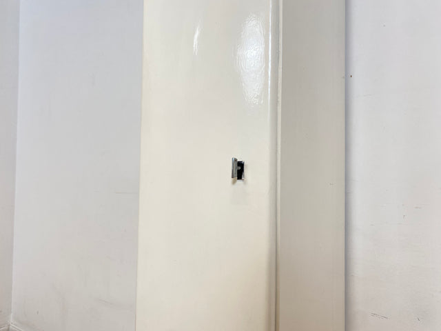 WMK I Formschöner schmaler weißer 30er Jahre Art Deco Hochschrank aus vollem Holz I Schrank Küchenschrank Wäscheschrank Schuhschrank Medizinschrank Kommode Jugendstil Antik Vintage Berlin Hamburg Köln