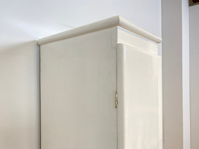 WMK I Formschöner schmaler weißer 30er Jahre Art Deco Hochschrank aus vollem Holz I Schrank Küchenschrank Wäscheschrank Schuhschrank Medizinschrank Kommode Jugendstil Antik Vintage Berlin Hamburg Köln