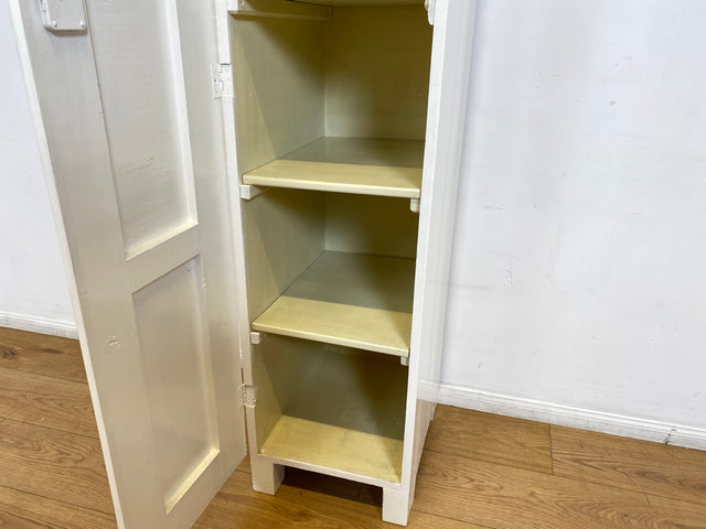 WMK I Formschöner schmaler weißer 30er Jahre Art Deco Hochschrank aus vollem Holz I Schrank Küchenschrank Wäscheschrank Schuhschrank Medizinschrank Kommode Jugendstil Antik Vintage Berlin Hamburg Köln