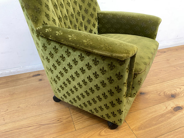WMK I 1/2 Formschöner & sehr gemütlicher 70er Jahre Sessel auf Rollen mit samtartigem grünem Originalbezug I Cocktailsessel Armchair Lesesessel Stuhl Vintage Retro Berlin Heidelberg Hannover Würzburg
