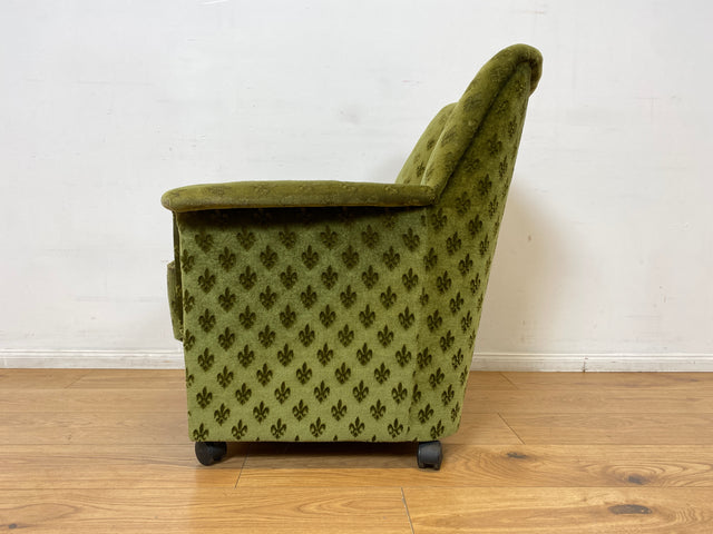 WMK I 1/2 Formschöner & sehr gemütlicher 70er Jahre Sessel auf Rollen mit samtartigem grünem Originalbezug I Cocktailsessel Armchair Lesesessel Stuhl Vintage Retro Berlin Heidelberg Hannover Würzburg