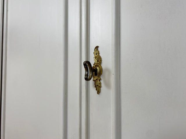 WMK I Raumaufhellender, großer weißer Chippendale Kleiderschrank aus vollem Holz I Schrank Schlafzimmerschrank Wäscheschrank Wardrobe Vintage 60er 70er Köln Heidelberg München Hamburg