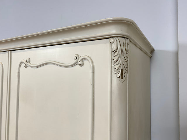 WMK I Raumaufhellender, großer weißer Chippendale Kleiderschrank aus vollem Holz I Schrank Schlafzimmerschrank Wäscheschrank Wardrobe Vintage 60er 70er Köln Heidelberg München Hamburg