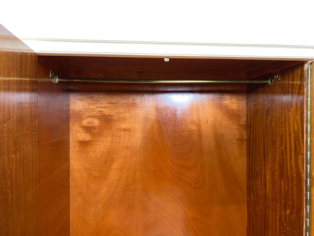 WMK I Raumaufhellender, großer weißer Chippendale Kleiderschrank aus vollem Holz I Schrank Schlafzimmerschrank Wäscheschrank Wardrobe Vintage 60er 70er Köln Heidelberg München Hamburg