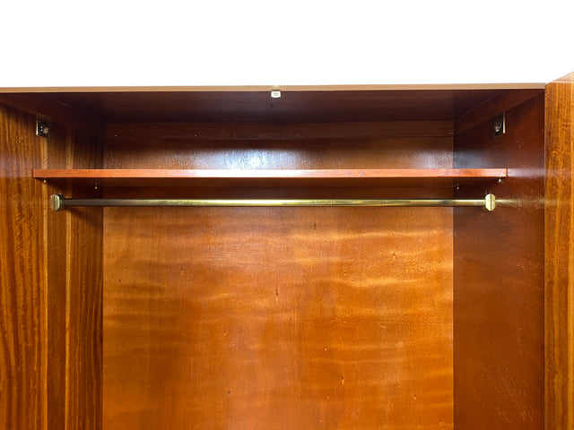 WMK I Raumaufhellender, großer weißer Chippendale Kleiderschrank aus vollem Holz I Schrank Schlafzimmerschrank Wäscheschrank Wardrobe Vintage 60er 70er Köln Heidelberg München Hamburg