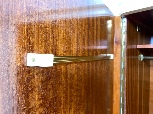 WMK I Raumaufhellender, großer weißer Chippendale Kleiderschrank aus vollem Holz I Schrank Schlafzimmerschrank Wäscheschrank Wardrobe Vintage 60er 70er Köln Heidelberg München Hamburg