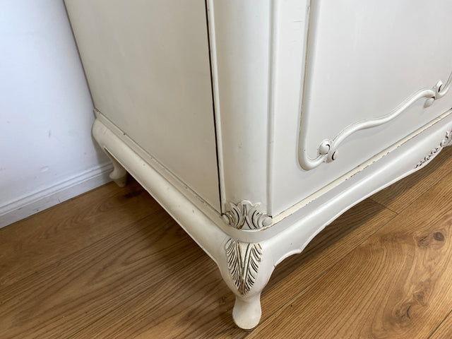 WMK I Raumaufhellender, großer weißer Chippendale Kleiderschrank aus vollem Holz I Schrank Schlafzimmerschrank Wäscheschrank Wardrobe Vintage 60er 70er Köln Heidelberg München Hamburg