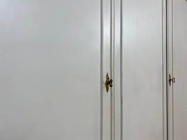 WMK I Raumaufhellender, großer weißer Chippendale Kleiderschrank aus vollem Holz I Schrank Schlafzimmerschrank Wäscheschrank Wardrobe Vintage 60er 70er Köln Heidelberg München Hamburg