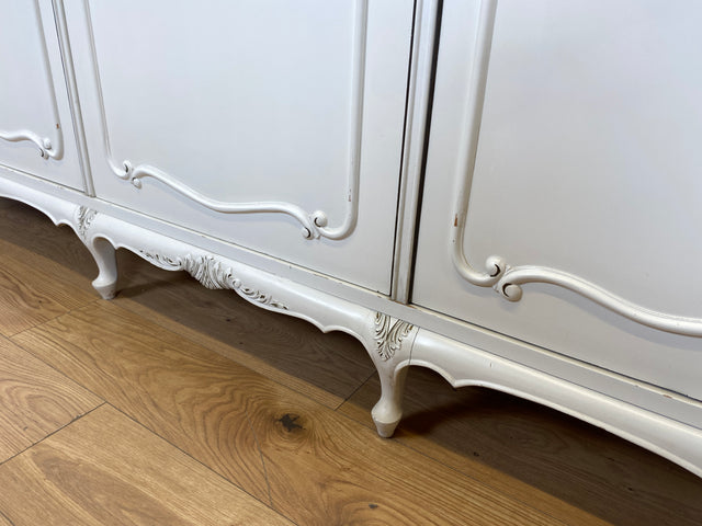 WMK I Raumaufhellender, großer weißer Chippendale Kleiderschrank aus vollem Holz I Schrank Schlafzimmerschrank Wäscheschrank Wardrobe Vintage 60er 70er Köln Heidelberg München Hamburg