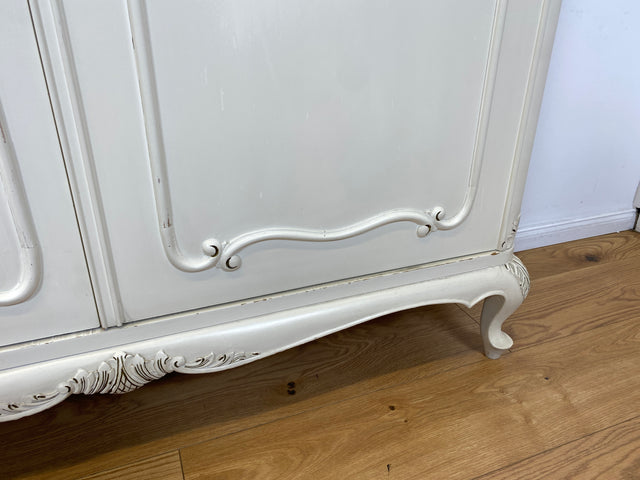 WMK I Raumaufhellender, großer weißer Chippendale Kleiderschrank aus vollem Holz I Schrank Schlafzimmerschrank Wäscheschrank Wardrobe Vintage 60er 70er Köln Heidelberg München Hamburg