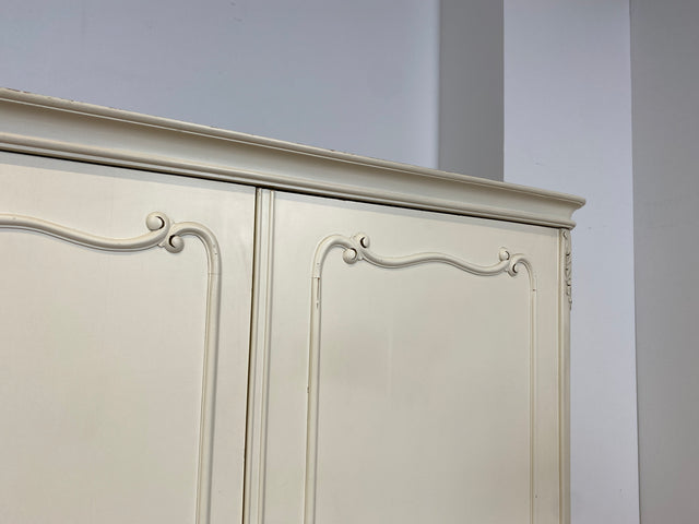 WMK I Raumaufhellender, großer weißer Chippendale Kleiderschrank aus vollem Holz I Schrank Schlafzimmerschrank Wäscheschrank Wardrobe Vintage 60er 70er Köln Heidelberg München Hamburg