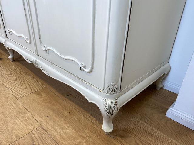 WMK I Raumaufhellender, großer weißer Chippendale Kleiderschrank aus vollem Holz I Schrank Schlafzimmerschrank Wäscheschrank Wardrobe Vintage 60er 70er Köln Heidelberg München Hamburg