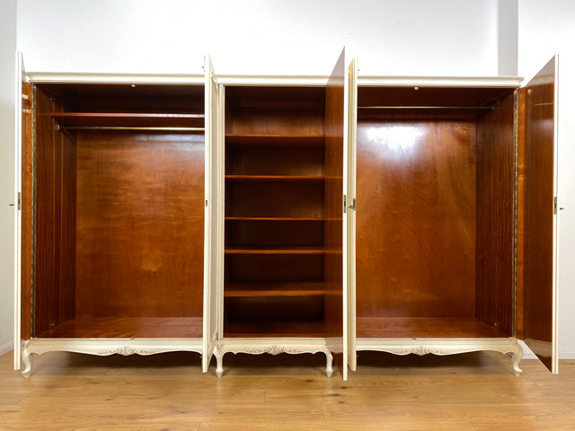 WMK I Raumaufhellender, großer weißer Chippendale Kleiderschrank aus vollem Holz I Schrank Schlafzimmerschrank Wäscheschrank Wardrobe Vintage 60er 70er Köln Heidelberg München Hamburg