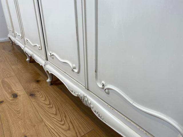 WMK I Raumaufhellender, großer weißer Chippendale Kleiderschrank aus vollem Holz I Schrank Schlafzimmerschrank Wäscheschrank Wardrobe Vintage 60er 70er Köln Heidelberg München Hamburg