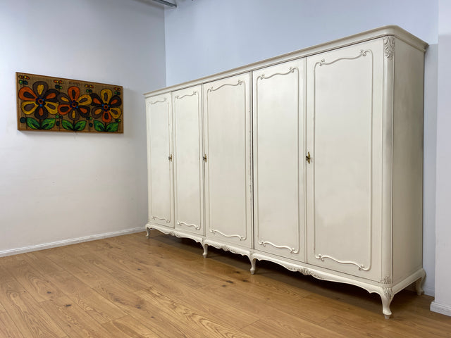 WMK I Raumaufhellender, großer weißer Chippendale Kleiderschrank aus vollem Holz I Schrank Schlafzimmerschrank Wäscheschrank Wardrobe Vintage 60er 70er Köln Heidelberg München Hamburg