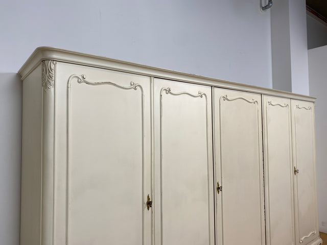 WMK I Raumaufhellender, großer weißer Chippendale Kleiderschrank aus vollem Holz I Schrank Schlafzimmerschrank Wäscheschrank Wardrobe Vintage 60er 70er Köln Heidelberg München Hamburg