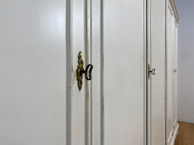 WMK I Raumaufhellender, großer weißer Chippendale Kleiderschrank aus vollem Holz I Schrank Schlafzimmerschrank Wäscheschrank Wardrobe Vintage 60er 70er Köln Heidelberg München Hamburg