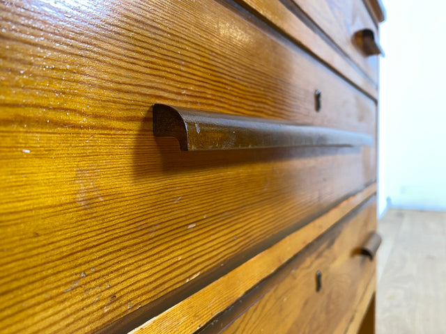 WMK I Sehr schöne skandinavische 50er Jahre Kommode aus vollem Holz mit Schubladen