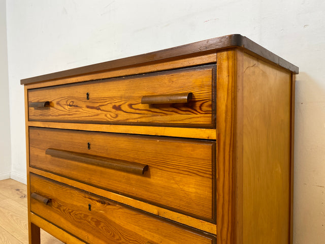 WMK I Sehr schöne skandinavische 50er Jahre Kommode aus vollem Holz mit Schubladen