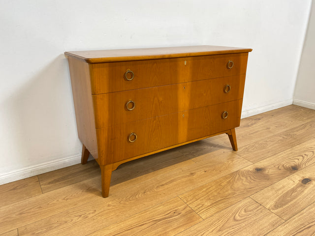 WMK # Formschöne und geräumige skandinavische 50er Jahre Kommode aus vollem Holz mit Schubladen und hübschen Messinggriffen # Sideboard Schubladenkommode Wäschekommode Schrank Mid-Century Vintage 60er