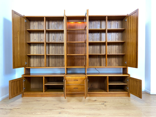 WMK I Hochwertige skandinavische Designer Wohnwand von Dyrlund in Teakholz mit beleuchteter Vitrine I Regalwand Regalsystem Highboard Bücherschrank Sideboard Schrankwand Danish Design Vintage Berlin