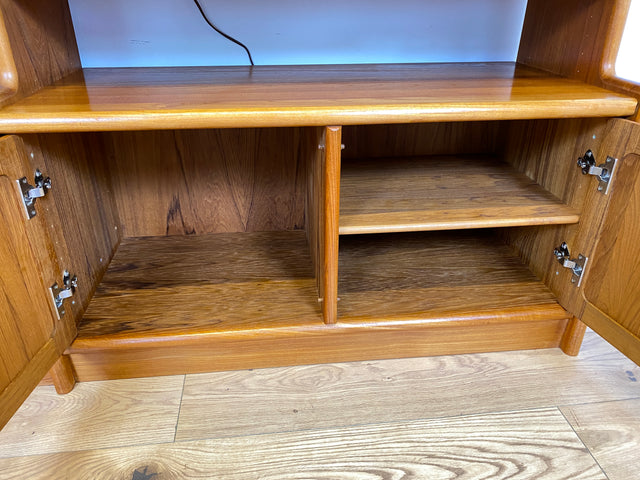 WMK I Hochwertige skandinavische Designer Wohnwand von Dyrlund in Teakholz mit beleuchteter Vitrine I Regalwand Regalsystem Highboard Bücherschrank Sideboard Schrankwand Danish Design Vintage Berlin
