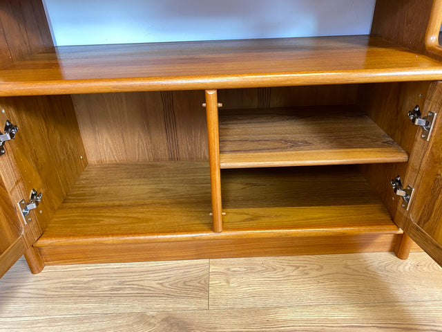 WMK I Hochwertige skandinavische Designer Wohnwand von Dyrlund in Teakholz mit beleuchteter Vitrine I Regalwand Regalsystem Highboard Bücherschrank Sideboard Schrankwand Danish Design Vintage Berlin