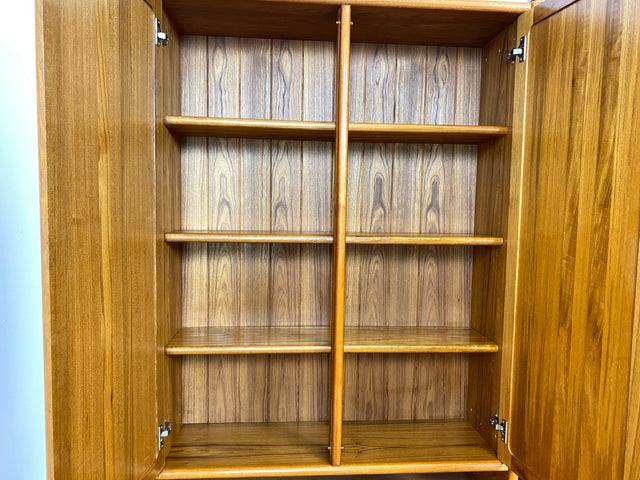 WMK I Hochwertige skandinavische Designer Wohnwand von Dyrlund in Teakholz mit beleuchteter Vitrine I Regalwand Regalsystem Highboard Bücherschrank Sideboard Schrankwand Danish Design Vintage Berlin