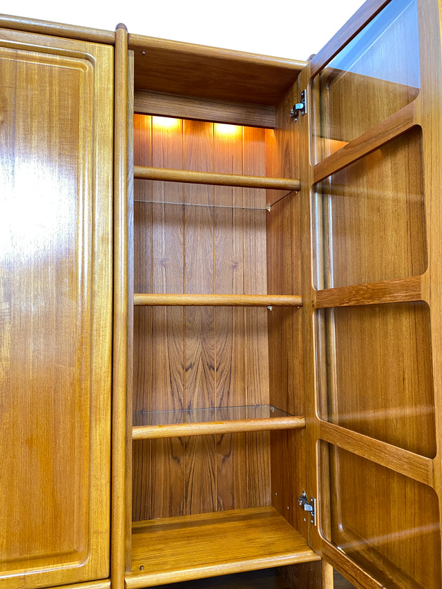 WMK I Hochwertige skandinavische Designer Wohnwand von Dyrlund in Teakholz mit beleuchteter Vitrine I Regalwand Regalsystem Highboard Bücherschrank Sideboard Schrankwand Danish Design Vintage Berlin