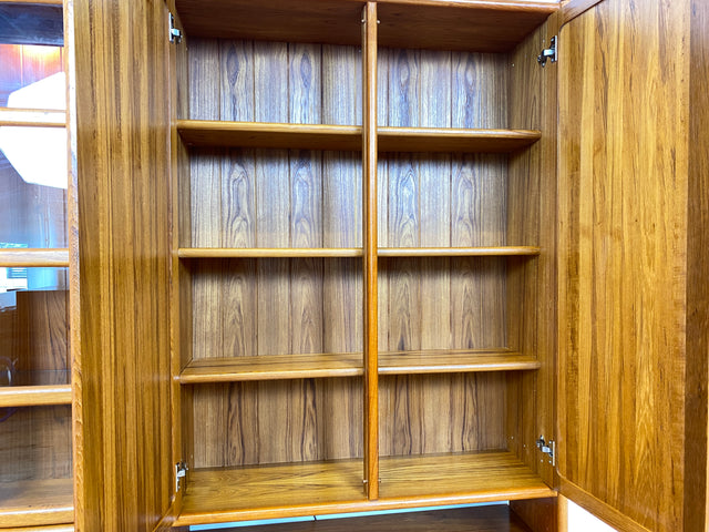 WMK I Hochwertige skandinavische Designer Wohnwand von Dyrlund in Teakholz mit beleuchteter Vitrine I Regalwand Regalsystem Highboard Bücherschrank Sideboard Schrankwand Danish Design Vintage Berlin
