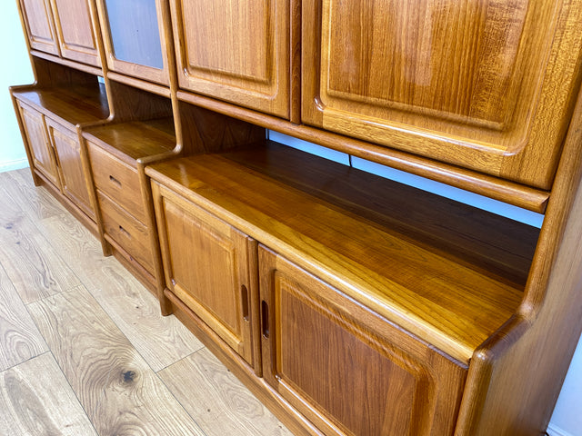 WMK I Hochwertige skandinavische Designer Wohnwand von Dyrlund in Teakholz mit beleuchteter Vitrine I Regalwand Regalsystem Highboard Bücherschrank Sideboard Schrankwand Danish Design Vintage Berlin