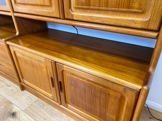 WMK I Hochwertige skandinavische Designer Wohnwand von Dyrlund in Teakholz mit beleuchteter Vitrine I Regalwand Regalsystem Highboard Bücherschrank Sideboard Schrankwand Danish Design Vintage Berlin