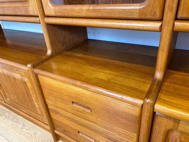 WMK I Hochwertige skandinavische Designer Wohnwand von Dyrlund in Teakholz mit beleuchteter Vitrine I Regalwand Regalsystem Highboard Bücherschrank Sideboard Schrankwand Danish Design Vintage Berlin