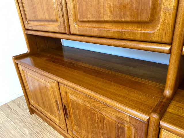 WMK I Hochwertige skandinavische Designer Wohnwand von Dyrlund in Teakholz mit beleuchteter Vitrine I Regalwand Regalsystem Highboard Bücherschrank Sideboard Schrankwand Danish Design Vintage Berlin