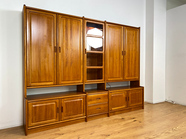 WMK I Hochwertige skandinavische Designer Wohnwand von Dyrlund in Teakholz mit beleuchteter Vitrine I Regalwand Regalsystem Highboard Bücherschrank Sideboard Schrankwand Danish Design Vintage Berlin