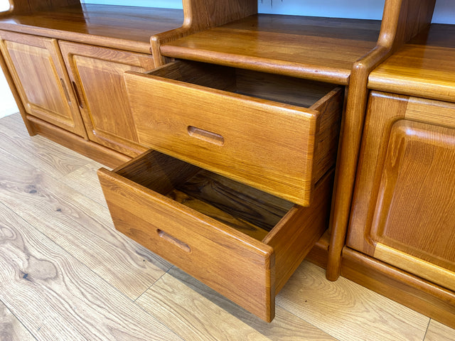 WMK I Hochwertige skandinavische Designer Wohnwand von Dyrlund in Teakholz mit beleuchteter Vitrine I Regalwand Regalsystem Highboard Bücherschrank Sideboard Schrankwand Danish Design Vintage Berlin