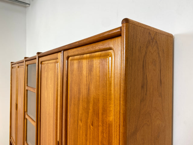 WMK I Hochwertige skandinavische Designer Wohnwand von Dyrlund in Teakholz mit beleuchteter Vitrine I Regalwand Regalsystem Highboard Bücherschrank Sideboard Schrankwand Danish Design Vintage Berlin