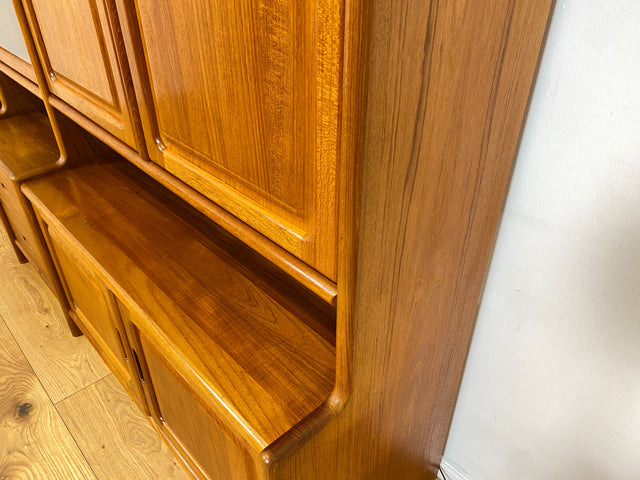 WMK I Hochwertige skandinavische Designer Wohnwand von Dyrlund in Teakholz mit beleuchteter Vitrine I Regalwand Regalsystem Highboard Bücherschrank Sideboard Schrankwand Danish Design Vintage Berlin