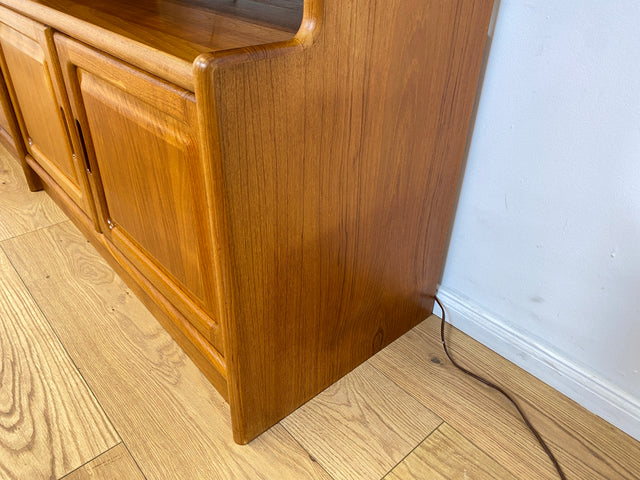 WMK I Hochwertige skandinavische Designer Wohnwand von Dyrlund in Teakholz mit beleuchteter Vitrine I Regalwand Regalsystem Highboard Bücherschrank Sideboard Schrankwand Danish Design Vintage Berlin