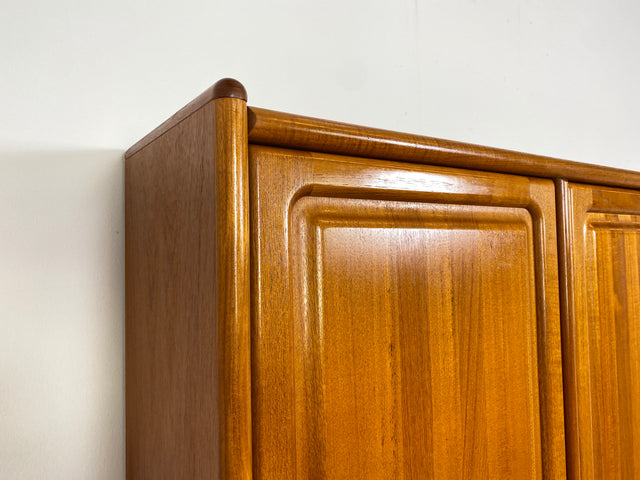 WMK I Hochwertige skandinavische Designer Wohnwand von Dyrlund in Teakholz mit beleuchteter Vitrine I Regalwand Regalsystem Highboard Bücherschrank Sideboard Schrankwand Danish Design Vintage Berlin