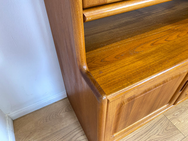 WMK I Hochwertige skandinavische Designer Wohnwand von Dyrlund in Teakholz mit beleuchteter Vitrine I Regalwand Regalsystem Highboard Bücherschrank Sideboard Schrankwand Danish Design Vintage Berlin
