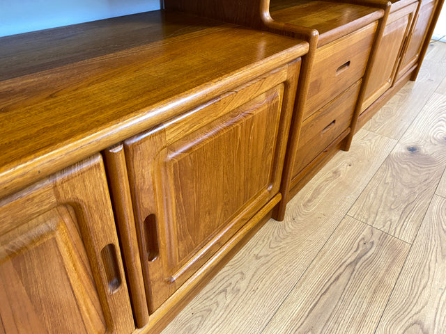 WMK I Hochwertige skandinavische Designer Wohnwand von Dyrlund in Teakholz mit beleuchteter Vitrine I Regalwand Regalsystem Highboard Bücherschrank Sideboard Schrankwand Danish Design Vintage Berlin